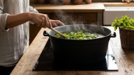 Por qué se recomienda hervir hojas de menta en casa y qué beneficios trae hacerlo