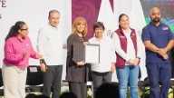 Alfonso Durazo entrega 300 finiquitos de vivienda
