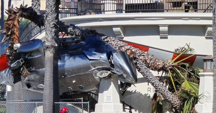 Un helicóptero se estrella en una playa de California ante la mirada atónita de bañistas; hay cinco heridos