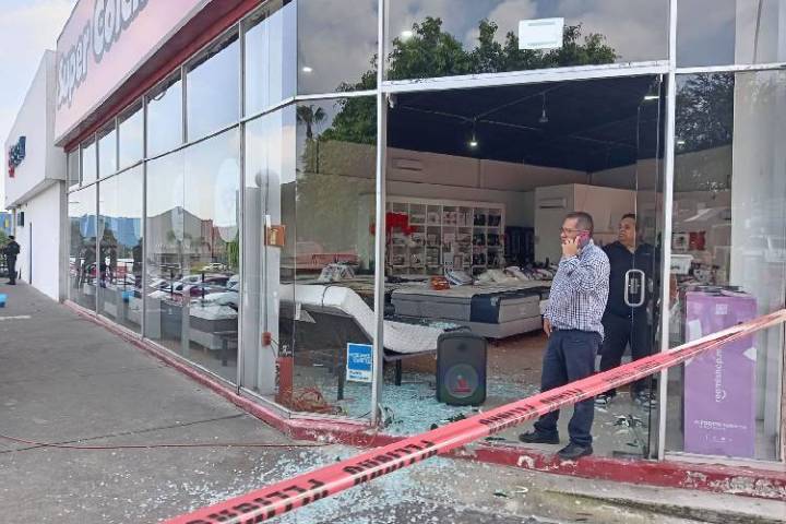 Intento de asalto a banco provoca caos en plaza