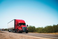 Autorizarán provisionalmente al autotransporte federal circular sin placas