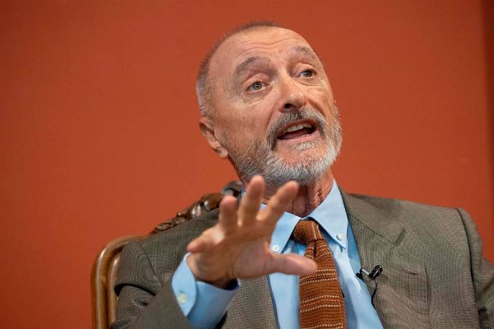 Pérez Reverte llama «mediocre y paniaguado» al director del Cervantes y acusa a Exteriores de querer «colonizar» la RAE