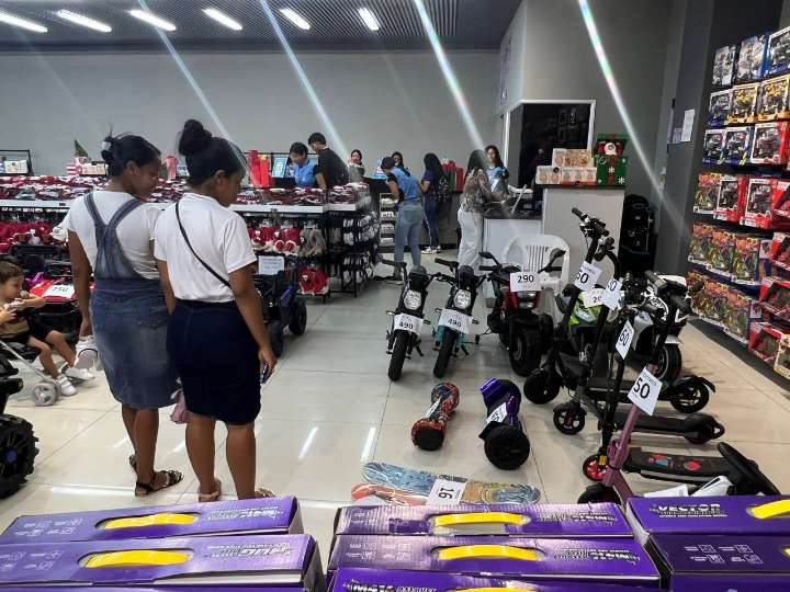 Maturineses aprovechan ofertas en juguetes previniendo alza de precios