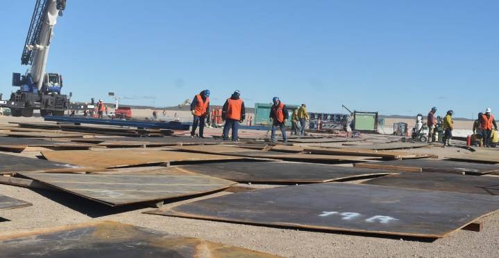 Soldadores reclaman aumento salarial, las empresas incian represalias