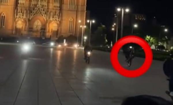 Descontrol en Plaza Moreno por la caravana de motos: maniobras peligrosas, picadas y quejas de los vecinos