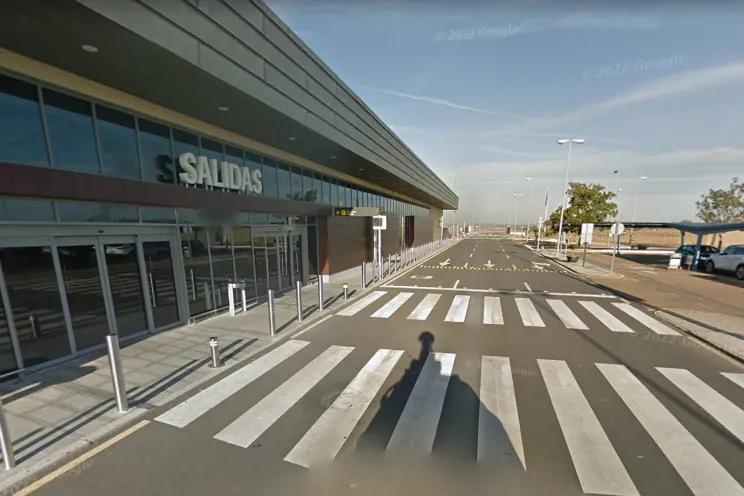Un avión con 54 pasajeros a bordo impacta contra un hangar en el aeropuerto de Badajoz en la maniobra de despegue