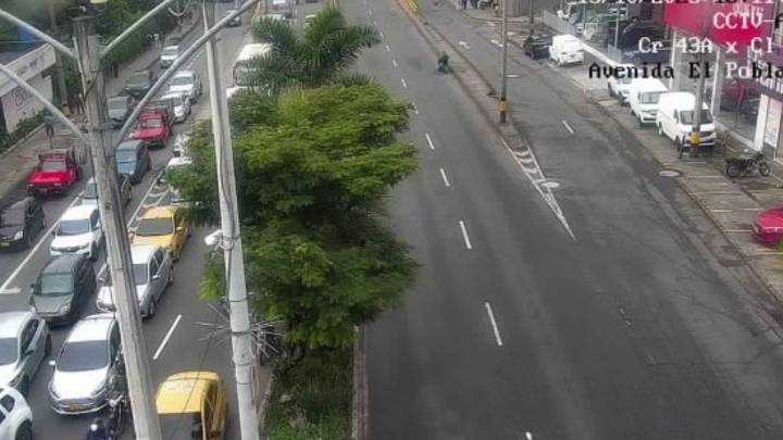 ¡Medellín patinando! Derrame de aceite vuelve peligrosa la Av. El Poblado y truenos frenan el Metrocable J