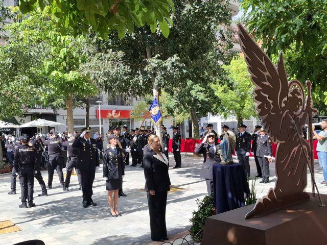 El Ayuntamiento instala un monolito en la Plaza de la Constitución en honor a la Policía Nacional