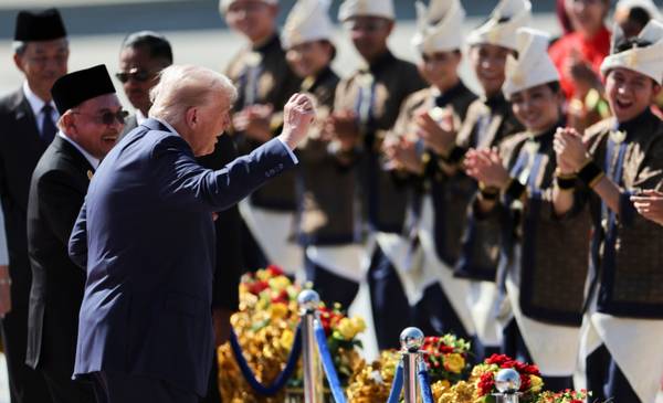 El bailecito de Donald: le puso onda al bajar del avión
