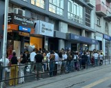 Largas colas y porciones gratis en la apertura de la primera tienda especializada en tartas de queso de Santa Cruz
