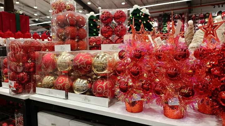 ¿Cuánto cuesta decorar un árbol de Navidad?