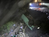 Vuelca camioneta que transportaba víveres para San Bartolo Tutotepec