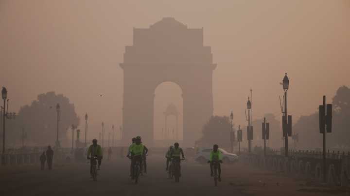 Delhi’s Air Quality Slips Back to ‘Very Poor’; Toxic Air Could Cause Acute Health Effects, Warns AIIMS Doctor