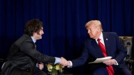 Legisladores opositores a Trump presentaron un proyecto para frenar la asistencia financiera a la Argentina