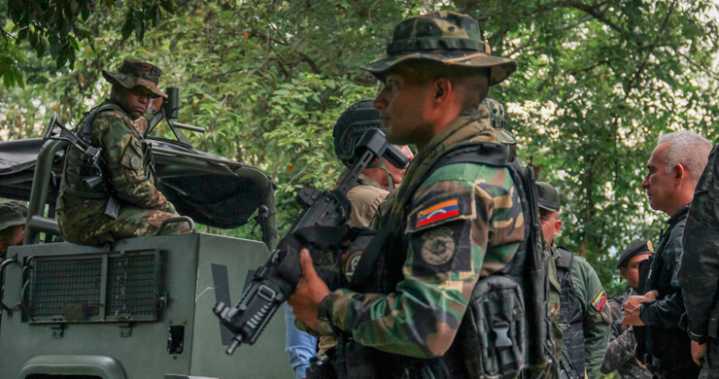 Venezuela refuerza su presencia militar en un estado limítrofe con Colombia