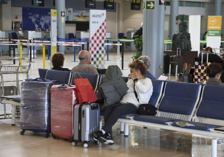 El aeropuerto estrena cartelera de invierno con 4.000 plazas menos, pero más operaciones