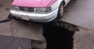 VIDEO: Taxi queda "flotando" al borde del abismo por un mega socavón en Calzada Vallejo, Azcapotzalco