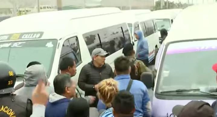 Transportistas bloquean la avenida Gambetta tras el asesinato de un conductor en el Callao últimas