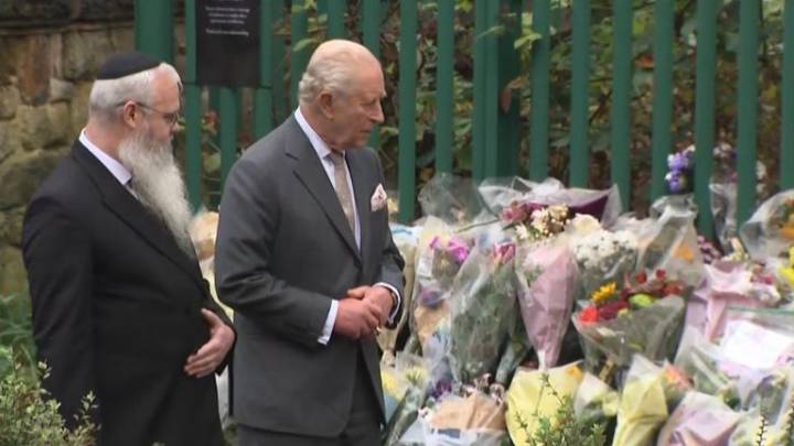 King visits scene of fatal Manchester synagogue attack