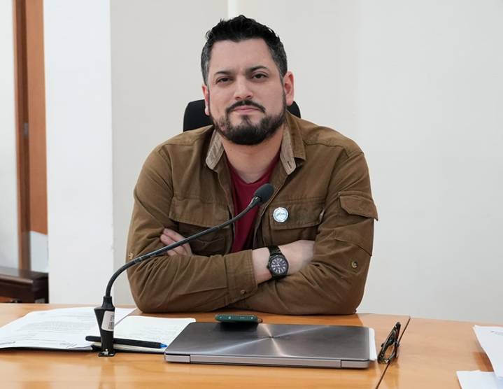 CORE Guglielmi pide investigar recambio de calefactores: "Hay miles de unidades en bodega"