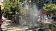 Espectacular geiser en el paseo de Pamplona por un reventón de tubería