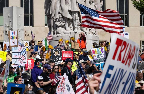 Miles protestan en todo el país contra Trump: "No queremos Reyes"