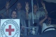 Autobuses con prisioneros palestinos arriban a Gaza mientras Hamás entrega los primeros rehenes israelíes a la Cruz Roja