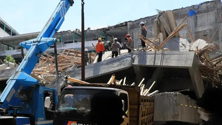 A 7 sube la cifra de muertos por colapso de escuela en Indonesia