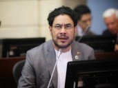 "Iván Cepeda anuncia acción penal por injuria y calumnia contra el precandidato presidencial Diego Palacios."