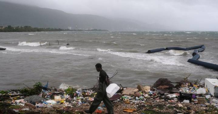 Huracán Melissa iguala récords históricos al tocar tierra en Jamaica