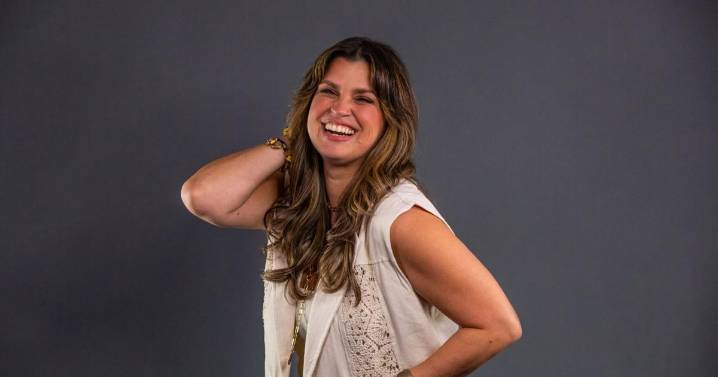 Janina canta su verdad en su regreso a la música