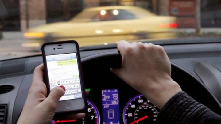 Ya no solo se ‘whatsappea’ al volante: se ven series de Netflix