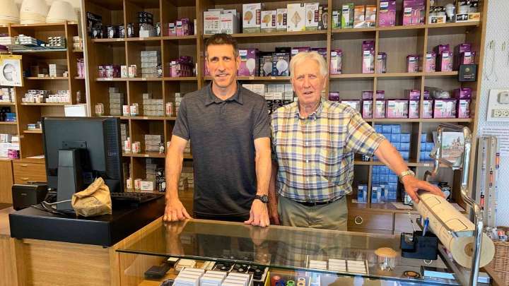 La tienda de Pamplona que lleva 40 años iluminando el barrio y sigue creciendo con la segunda generación