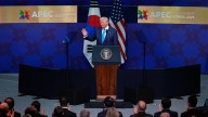 Trump meets South Korean president in Gyeongju seeking investments