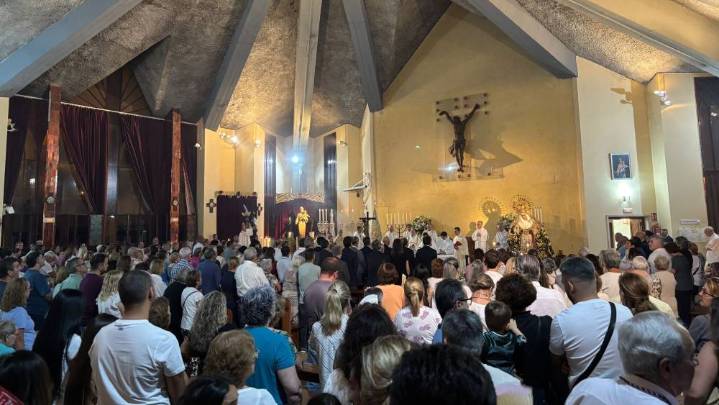 El Polígono Sur se vuelca con la Esperanza de Triana en su multitudinaria misa de despedida