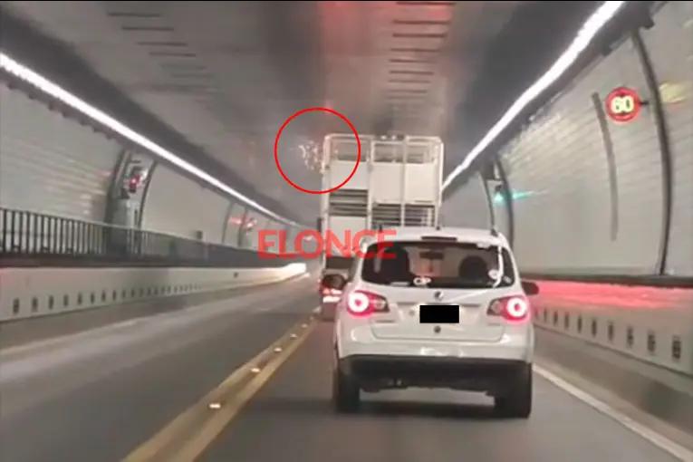 Video: camión excedido en altura roza el techo del Túnel Subfluvial y se ven los chispazos