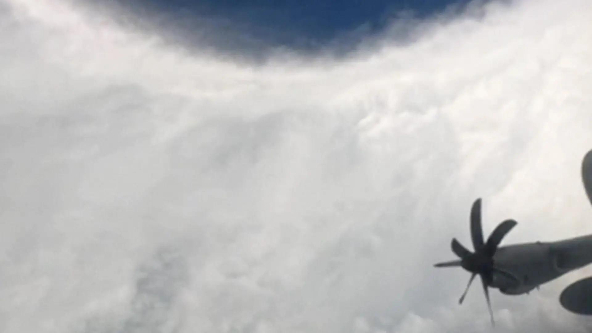 Un avión militar de EEUU logra entrar en el ojo del huracán Melissa, de categoría 5, que amenaza Jamaica con vientos catastróficos