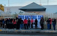 Cumplen empleados del SAT y se van al paro de labores