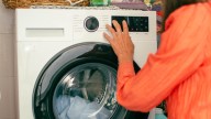 El truco efectivo que debería aplicar en su lavadora para eliminar los restos de papel de la ropa en minutos