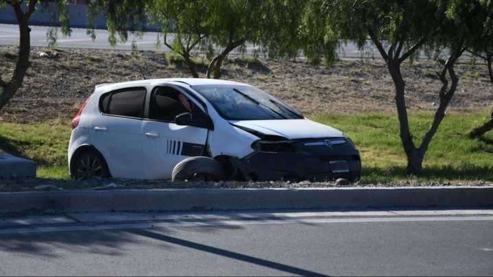 Una mujer se despistó y terminó chocando sola: fue trasladada al hospital