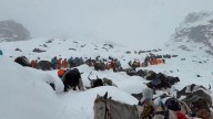 Miles de turistas quedan atrapados en el Everest por una tormenta de nieve