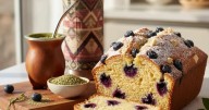 Cómo hacer un irresistible budín de arándanos y chocolate blanco para la merienda