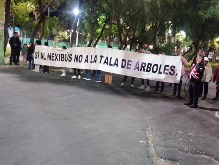 Bloqueo nocturno de vecinos que se oponen a tala de árboles en Azcapotzalco: te explicamos el caso