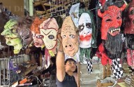 Atraen máscaras de miedo en Mercado de Artesanías