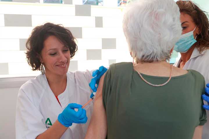 El Servicio Andaluz de Teleasistencia se suma a la campaña de vacunación de gripe y Covid