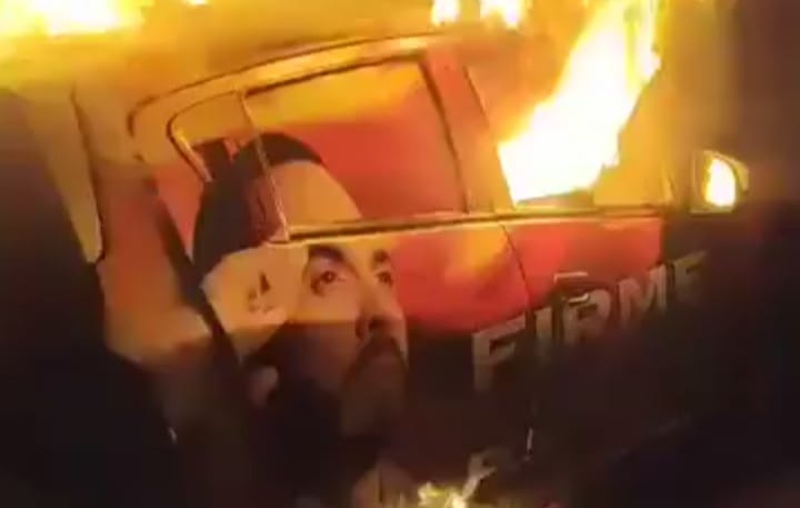 Vehiculo de campaña de la Espriella fue incinerado