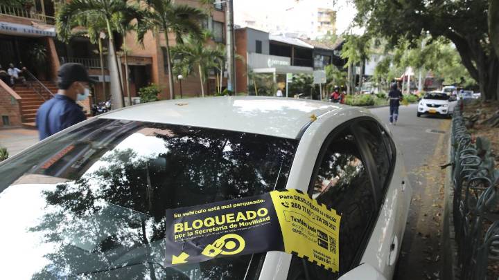 ¿Qué hacer para resolver el problema del mal parqueo en Medellín? Crecimiento del parque automotor lo vuelve un reto aún mayor