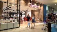 Hundreds of jobs in jeopardy as Australian women's shoe retail chain Famous Footwear to shut down