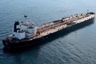 El petrolero ruso retenido por las autoridades francesas por lanzar drones contra Dinamarca leva anclas y continúa su trayecto