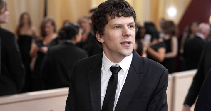 Actor Jesse Eisenberg announces plan to donate his kidney to a stranger